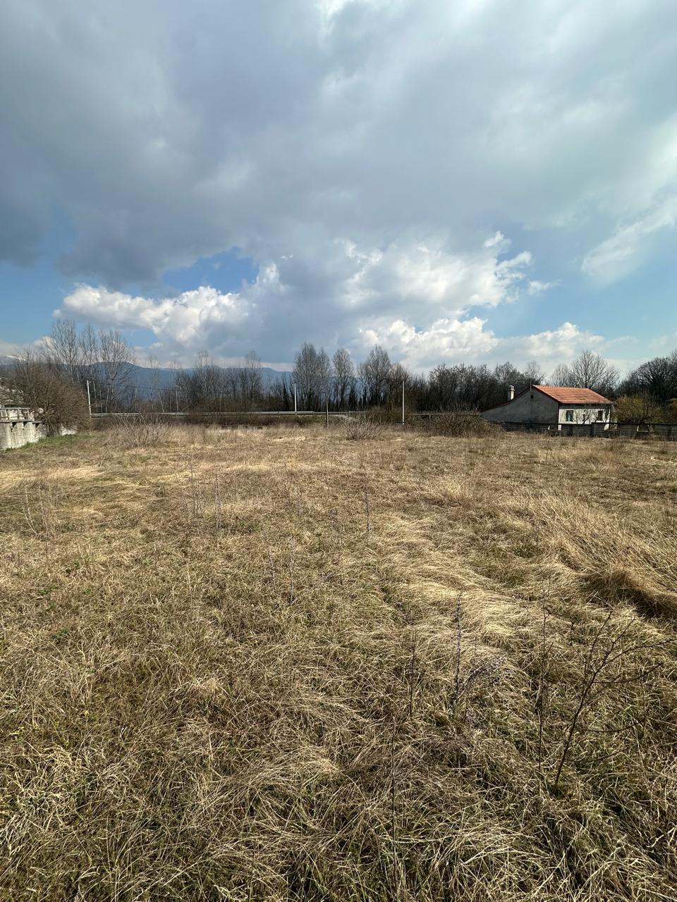 Prodaje se plac pored magistralnog puta Podgorica-Danilovgrad